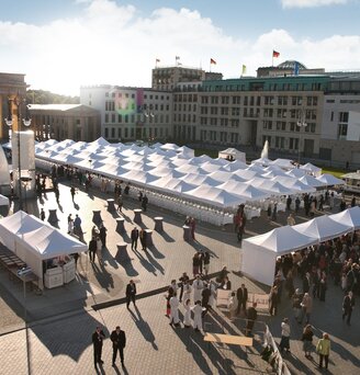 Weiße Faltpavillons 8x4 und 6x4 m bei einer Großveranstaltung mit vielen Menschen am Alexanderplatz in Berlin