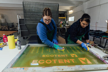 Addette alla serigrafia del logo Ecotent® sul tessuto del gazebo.