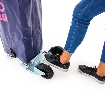 Die Transporträder werden am Faltpavillon befestigt.