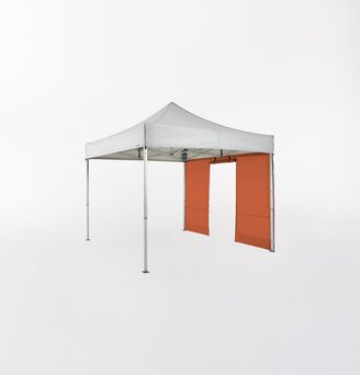 Gazebo pieghevole grigio chiaro 3x3 m con parete laterale arancione con porta.