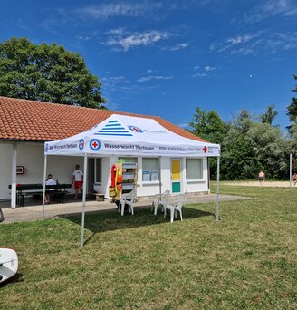 Gazebo bianco 6x3 personalizzato per le squadre salvataggio in acqua Illertissen in un giardino davanti alla sede principale