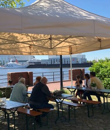 Gazebo 3x3 ecru copre g li ospiti mentre mangiano i prodotti del catering Apellini lungo il fiume