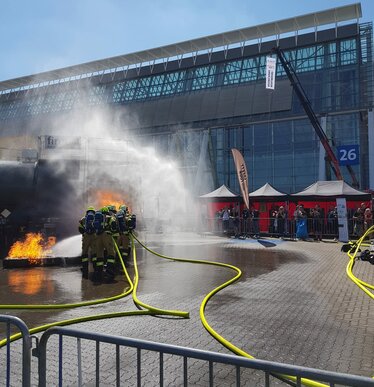 Tre gazebo 3x3 m neri con teli laterali rossi ecotent a fiera dei vigili del fuco Interschutz in Germania durante una simulazione di una situazione di emergenza