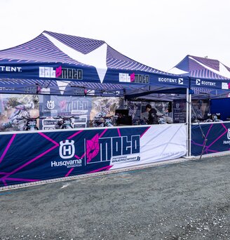 Cat Moto Motocross Team mit zwei Ecotent Faltpavillons im Fahrerlager bei einem europäischen Rennen.