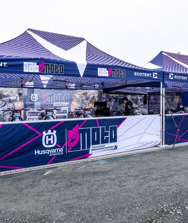 Cat Moto Motocross Team mit zwei Ecotent Faltpavillons im Fahrerlager bei einem europäischen Rennen.