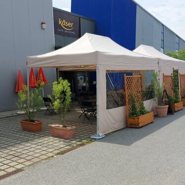 2 Faltpavillons der Größe 4,5x3 m stehen vor der Bäckerei Käser in Vilshofen. Sie dienen als Überdachung der Gäste.